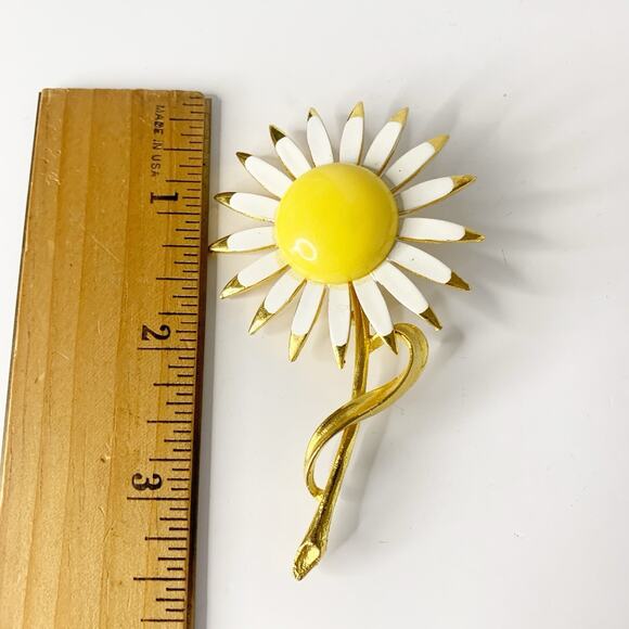 Vintage Enamel Daisy Flower Brooch On A Stem Gold Tone Pin White Gold Tipped - Picture 4 of 5